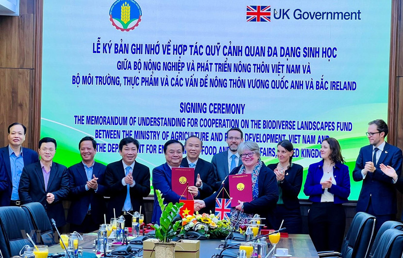 Bộ trưởng Bộ Nông nghiệp và Phát triển Nông thôn Lê Minh Hoan và Bộ trưởng Bộ Môi trường, Thực phẩm và Các vấn đề nông thôn Vương quốc Anh ký kết Bản ghi nhớ về hợp tác hỗ trợ triển khai Quỹ đa dạng sinh học Bộ trưởng Bộ Nông nghiệp và Phát triển Nông thôn Lê Minh Hoan và Bộ trưởng Bộ Môi trường, Thực phẩm và Các vấn đề nông thôn Vương quốc Anh ký kết Bản ghi nhớ về hợp tác hỗ trợ triển khai Quỹ đa dạng sinh học