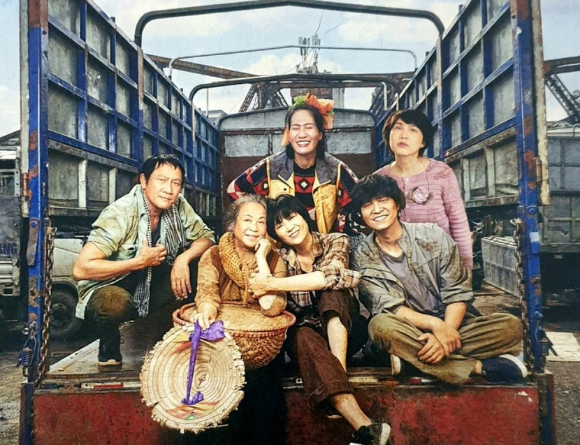 Poster trong phim “Cuộc đời vẫn đẹp sao”