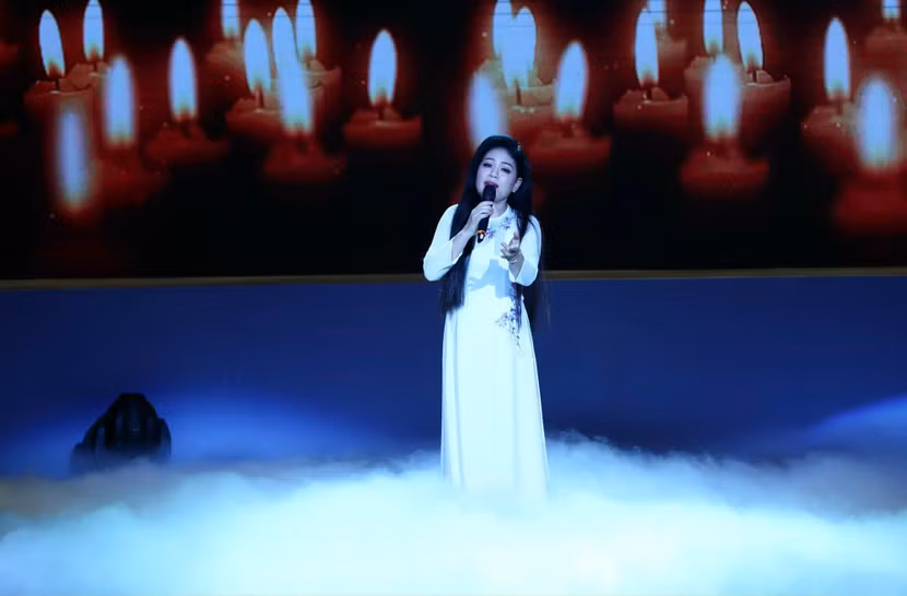 Anh Thơ mang đến nhiều ấn tượng khi thể hiện "Lời Bác dặn trước lúc đi xa". Ảnh: BVH. Anh Thơ mang đến nhiều ấn tượng khi thể hiện "Lời Bác dặn trước lúc đi xa". Ảnh: BVH.