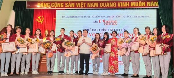 Trao thưởng cho các nữ HLV, VĐV tiêu biểu của thể thao thủ đô tại SEA Games 31 Trao thưởng cho các nữ HLV, VĐV tiêu biểu của thể thao thủ đô tại SEA Games 31
