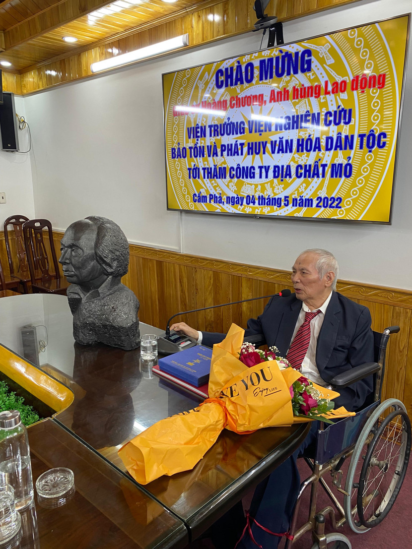 Giáo sư Hoàng Chương – Anh hùng Lao động thời kỳ đổi mới,Viện trưởng Viện nghiên cứu, bảo tồn và phát huy Văn hóa dân tộc. Giáo sư Hoàng Chương – Anh hùng Lao động thời kỳ đổi mới,Viện trưởng Viện nghiên cứu, bảo tồn và phát huy Văn hóa dân tộc.