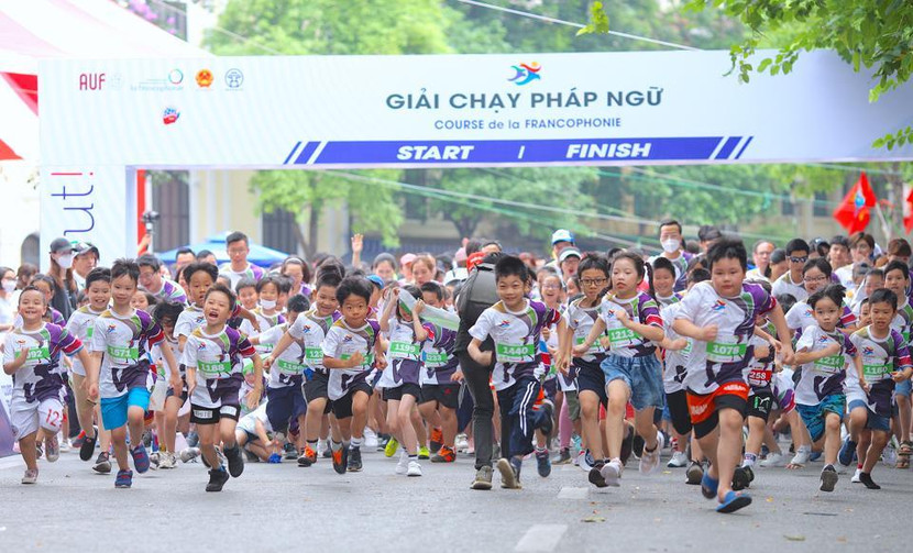 Các em nhỏ tham gia Giải chạy Pháp ngữ 2022.