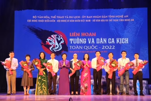 Ban Tổ chức tặng hoa các đơn vị nghệ thuật Ban Tổ chức tặng hoa các đơn vị nghệ thuật