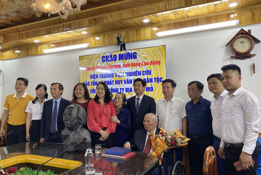 GS Hoàng Chương chụp ảnh lưu niệm cùng các cán bộ công ty Địa chất Mỏ GS Hoàng Chương chụp ảnh lưu niệm cùng các cán bộ công ty Địa chất Mỏ