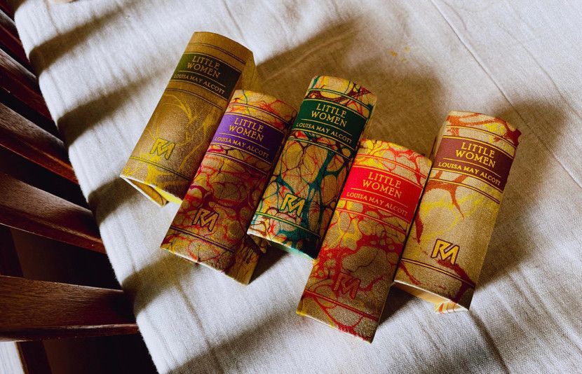 Bộ sách vi quyển "Những người phụ nữ bé nhỏ" gồm 5 cuốn có kích thước 5.5x7.6 cm Bộ sách vi quyển "Những người phụ nữ bé nhỏ" gồm 5 cuốn có kích thước 5.5x7.6 cm