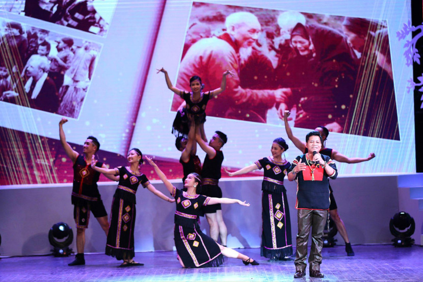 Nghệ sĩ Plong Thiết hát thay cho tiếng lòng của người dân Tây Nguyên. Ảnh: BVH