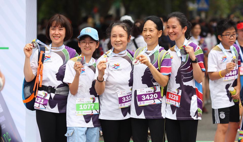 Niềm vui của các VĐV khi tham gia Giải chạy Pháp ngữ 2022.