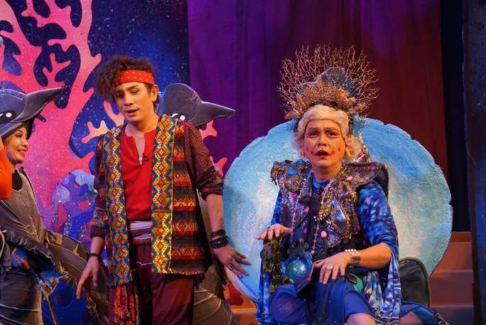 NSƯT Hữu Châu tạo tiếng cười duyên dáng