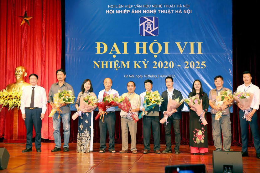 Ban Chấp hành Hội Nhiếp ảnh Nghệ thuật Hà Nội khóa VII gồm 9 thành viên ra mắt đại hội. NSNA Nguyễn Văn Toản (người thứ 5 từ phải sang).