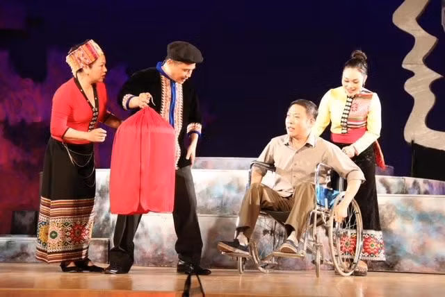 Một cảnh trong vở "Cánh cò trong bão" do các nghệ sĩ Trung tâm nghệ thuật truyền thống tỉnh Nghệ An biểu diễn Một cảnh trong vở "Cánh cò trong bão" do các nghệ sĩ Trung tâm nghệ thuật truyền thống tỉnh Nghệ An biểu diễn