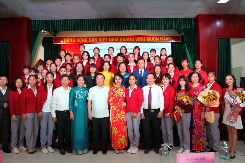 Các đại biểu chụp ảnh lưu niệm cùng các vận động viên, huấn luyện viên tiêu biểu của Hà Nội Các đại biểu chụp ảnh lưu niệm cùng các vận động viên, huấn luyện viên tiêu biểu của Hà Nội