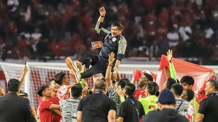 HLV Indra Sjafri được học trò công kênh sau khi giúp Indonesia đánh bại Thái Lan, giành cúp U19 Đông Nam Á sau 11 năm chờ đợi HLV Indra Sjafri được học trò công kênh sau khi giúp Indonesia đánh bại Thái Lan, giành cúp U19 Đông Nam Á sau 11 năm chờ đợi