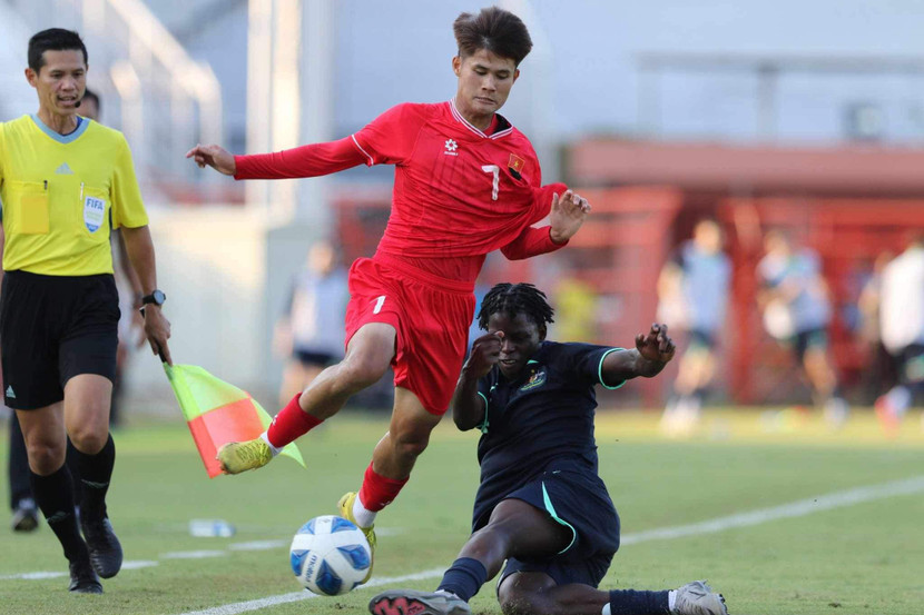 U19 Việt Nam (áo đỏ) chính thức bị loại dù còn lượt cuối vòng bảng gặp Lào U19 Việt Nam (áo đỏ) chính thức bị loại dù còn lượt cuối vòng bảng gặp Lào