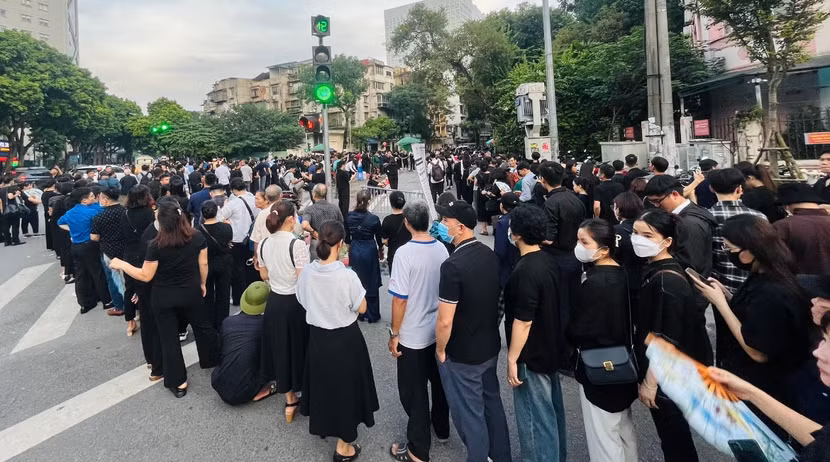 Người dân Hà Nội và nhiều tỉnh thành tìm đến trước Nhà tang lễ quốc gia chiều 25-7, xếp hàng vào viếng Tổng Bí thư Nguyễn Phú Trọng Người dân Hà Nội và nhiều tỉnh thành tìm đến trước Nhà tang lễ quốc gia chiều 25-7, xếp hàng vào viếng Tổng Bí thư Nguyễn Phú Trọng