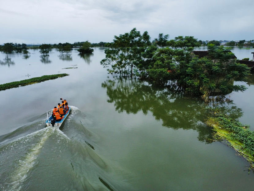 Đoàn công tác đi ca-nô tới thăm, trao nhu yếu phẩm cho nhân dân thôn Nhân Lý (xã Nam Phương Tiến, huyện Chương Mỹ, Hà Nội), nơi đang bị nước lũ cô lập (Ảnh: Phú Khánh)
