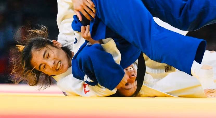 Hoàng Thị Tình (áo trắng) chia tay Olympic Paris ngay sau trận ra quân