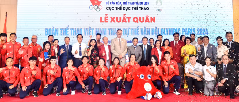 Các đại biểu cùng HLV, chuyên gia, vận động viên đoàn thể thao Việt Nam tại lễ xuất quân