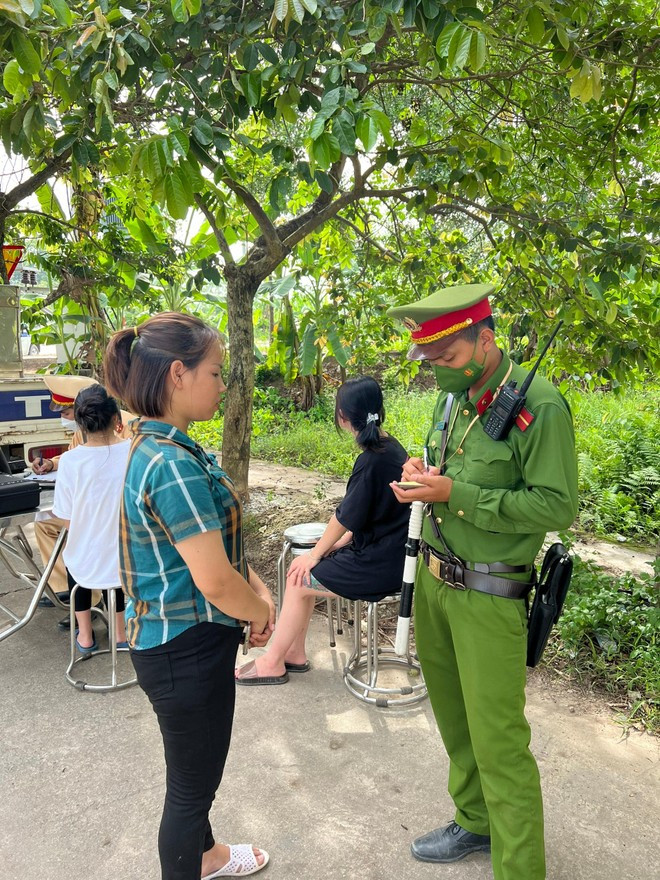 Công an huyện Ba Vì khẳng định không bỏ qua vi phạm đối với trường hợp lái xe là nữ giới