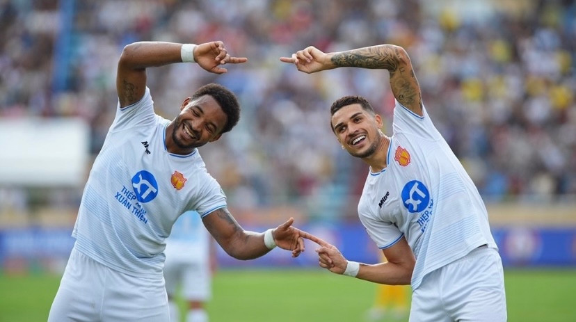 Cầu thủ Nam Định chơi bùng nổ, mang về chiến thắng đậm 5-1 trong ngày đội nhà đăng quang (Ảnh: Vietnamnet)