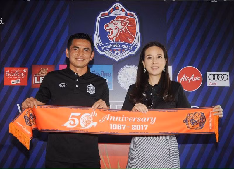 HLV Kiatisak được Chủ tịch Liên đoàn bóng đá Thái Lan - Nualphan Lamlam mến trọng