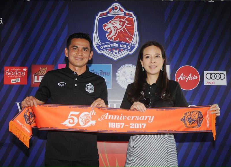 HLV Kiatisak được Chủ tịch Liên đoàn bóng đá Thái Lan - Nualphan Lamlam mến trọng HLV Kiatisak được Chủ tịch Liên đoàn bóng đá Thái Lan - Nualphan Lamlam mến trọng