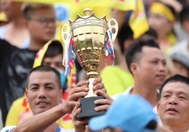 Người hâm mộ Nam Định hạnh phúc với chức vô địch V-League 2023/24 của đội nhà