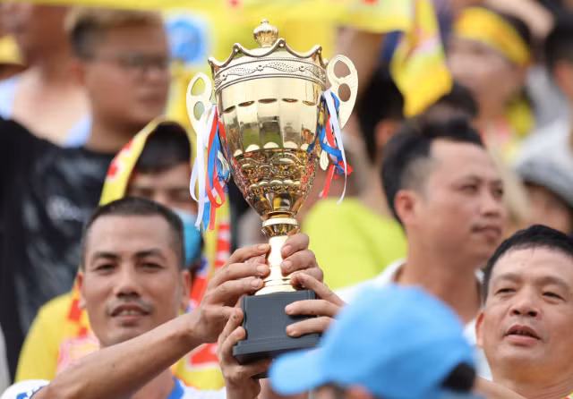 Người hâm mộ Nam Định hạnh phúc với chức vô địch V-League 2023/24 của đội nhà Người hâm mộ Nam Định hạnh phúc với chức vô địch V-League 2023/24 của đội nhà
