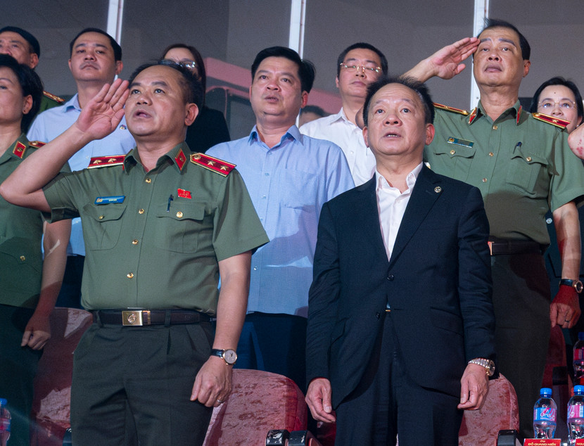 Trung tướng Nguyễn Thanh Tùng - Ủy viên Ban Thường vụ Thành ủy, Bí thư Đảng ủy, Giám đốc Công an thành phố Hà Nội (bên trái) dự khai mạc giải