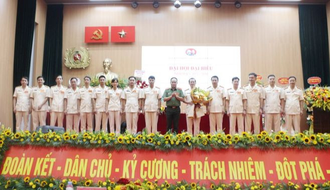 Trung tướng Nguyễn Thanh Tùng - Ủy viên Ban Thường vụ Thành ủy, Bí thư Đảng ủy, Giám đốc CATP Hà Nội chúc mừng Đại hội Đảng bộ Văn phòng Cơ quan Cảnh sát điều tra CATP Hà Nội nhiệm kỳ 2025-2030