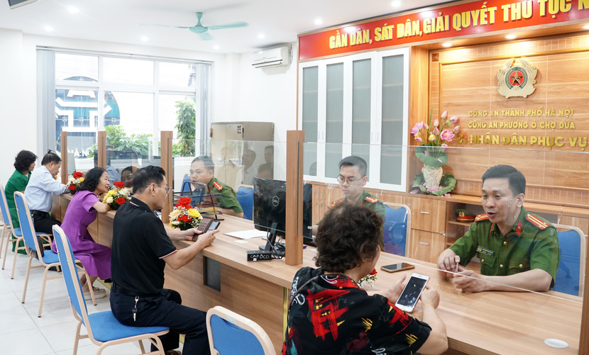 Các công việc tại trụ sở Công an phường, xã mới hoạt động như thường ngày, không bị xáo trộn, gián đoạn (Trong ảnh: CAP Ô Chợ Dừa tiếp nhận, giải quyết thủ tục hành chính)