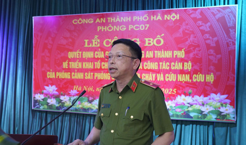 Thiếu tướng Nguyễn Hồng Ky - Phó Giám đốc CATP Hà Nội phát biểu tại lễ công bố 30 Đội CC&CNCH khu vực Thiếu tướng Nguyễn Hồng Ky - Phó Giám đốc CATP Hà Nội phát biểu tại lễ công bố 30 Đội CC&CNCH khu vực