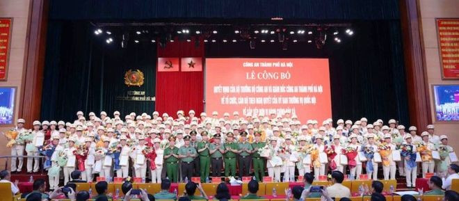 Các đồng chí lãnh đạo chúc mừng 126 đơn vị Công an cấp xã thuộc CATP Hà Nội chính thức đi vào hoạt động theo mô hình chính quyền 2 cấp kể từ ngày 1-7-2025