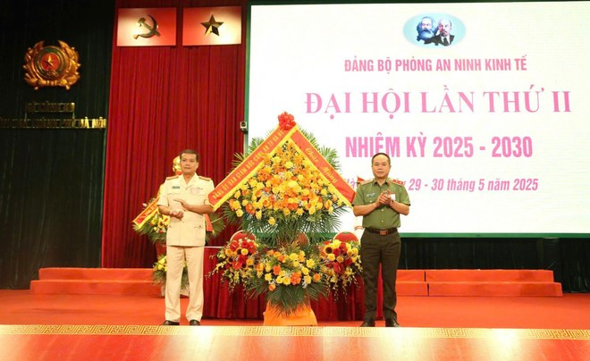 Trung tướng Nguyễn Thanh Tùng - Ủy viên Ban Thường vụ Thành ủy, Bí thư Đảng ủy, Giám đốc CATP Hà Nội chúc mừng Đại hội Đảng bộ Phòng An ninh kinh tế nhiệm kỳ 2025-2030