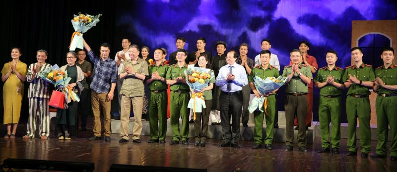 Đại tướng Tô Lâm, Ủy viên Bộ Chính trị, Bộ trưởng Bộ Công an và các đại biểu tặng hoa chúc mừng các nghệ sĩ Nhà hát CAND tối 5/7