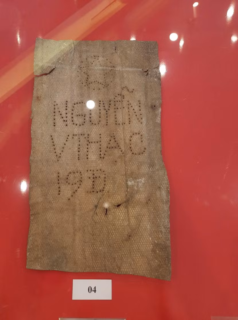 Mảnh nhôm khắc tên liệt sĩ Nguyễn Văn Thạc