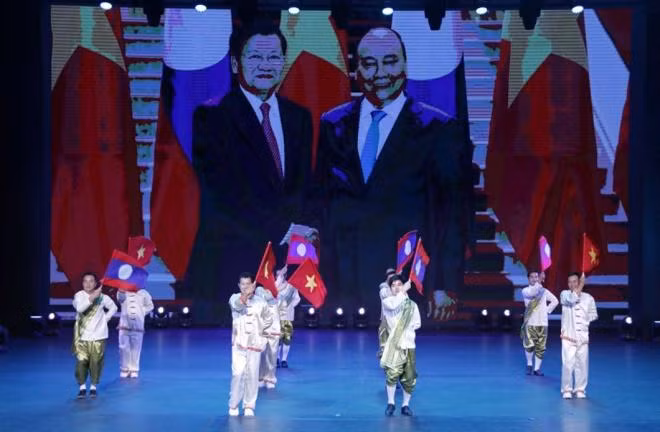 Một tiết mục ca ngợi tình hữu nghị Lào - Việt do các nghệ sỹ Lào biểu diễn tại buổi tổng duyệt chương trình Một tiết mục ca ngợi tình hữu nghị Lào - Việt do các nghệ sỹ Lào biểu diễn tại buổi tổng duyệt chương trình