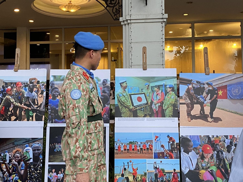 Ảnh trưng bày tại triển lãm "Hành trình cùng lực lượng gìn giữ hòa bình tại Nam Sudan” vừa diễn ra tại phố đi bộ Hồ Gươm Ảnh trưng bày tại triển lãm "Hành trình cùng lực lượng gìn giữ hòa bình tại Nam Sudan” vừa diễn ra tại phố đi bộ Hồ Gươm