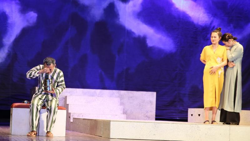 Một cảnh trong vở kịch "Trả giá"