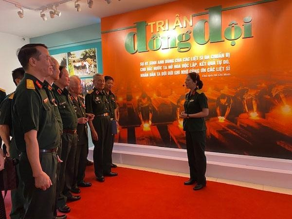 Các đại biểu tham quan triển lãm