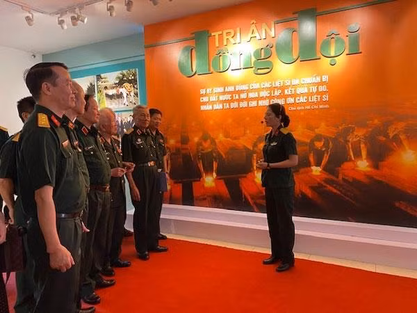 Các đại biểu tham quan triển lãm Các đại biểu tham quan triển lãm