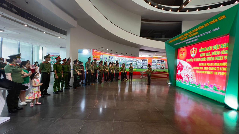 Các chiến sĩ Cục Công tác Đảng và công tác chính trị tham quan triển lãm "Cảnh sát Việt Nam mưu trí, dũng cảm, vì nước vì dân quên thân phục vụ"