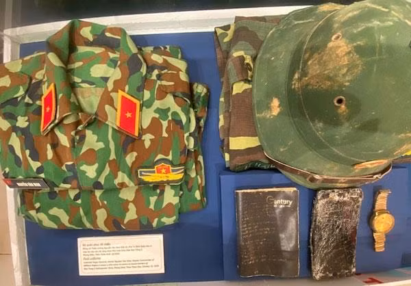 Bộ quân phục của Thiếu tướng Nguyễn Văn Man (liệt sĩ), Phó tư lệnh Quân khu 4 mặc khi vào cứu hộ công nhân Nhà máy Thủy điện Rào Trăng 3. Bộ quân phục của Thiếu tướng Nguyễn Văn Man (liệt sĩ), Phó tư lệnh Quân khu 4 mặc khi vào cứu hộ công nhân Nhà máy Thủy điện Rào Trăng 3.