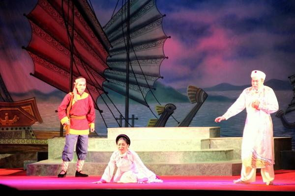 Vở chèo "Đồng tiền Vạn Lịch" do Đoàn chèo Hải Phòng dàn dựng Vở chèo "Đồng tiền Vạn Lịch" do Đoàn chèo Hải Phòng dàn dựng