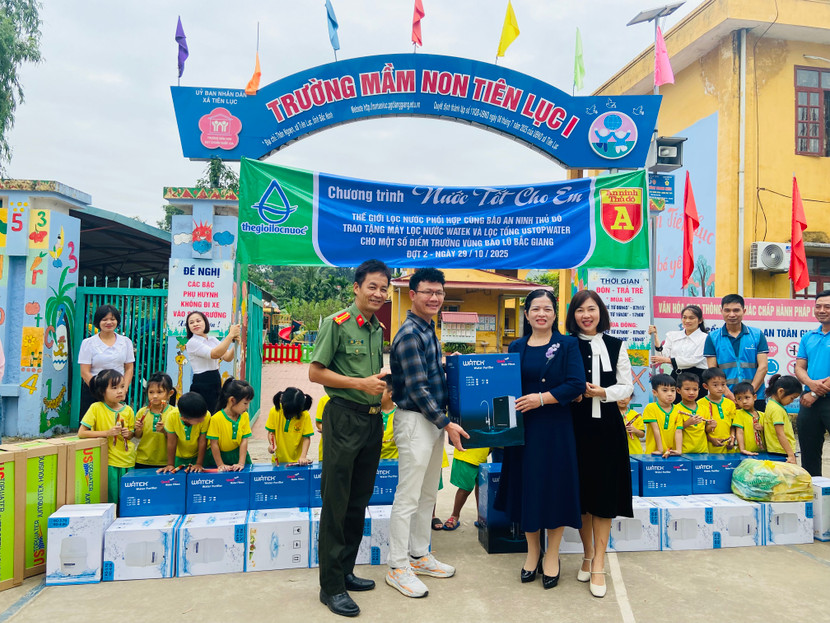 Ông Ninh Văn Giang, Tổng giám đốc, bà Nguyễn Thị Vân Khánh, Giám đốc Điều hành Thế giới lọc nước và đại diện Báo An ninh Thủ đô trao những chiếc máy lọc nước cho Trường mầm non Tiên Lục số 1, tỉnh Bắc Ninh trong niềm vui của cô trò nhà trường.