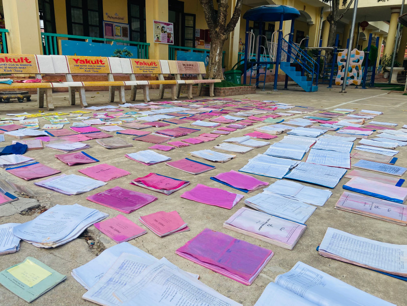 Đã 10 ngày kể từ khi Trường mầm non Tân Thanh hoạt động trở lại, nhưng những cuốn sổ sách, tài liệu của trường vẫn chưa khô...