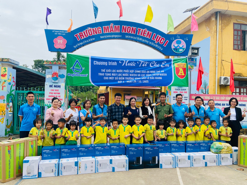 Đoàn công tác đã trao tặng các máy lọc nước và lọc tổng cho 2 điểm trường của Trường mầm non Tiên Lục số 1