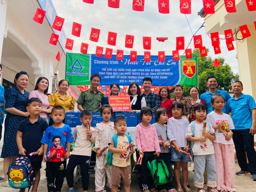 Những chiếc máy lọc nước của chương trình "Nước sạch cho em" đến với cô trò Trường mầm non Tân Thanh, Bắc Ninh rất đúng lúc và kịp thời.