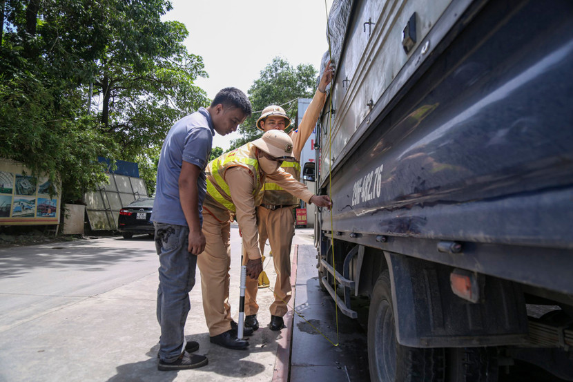 Cảnh sát giao thông chặn xe “hổ vồ” chở quá tải dọc tuyến ngoại thành Hà Nội ảnh 3