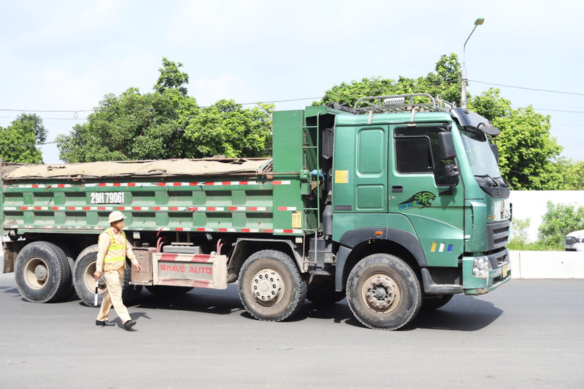 Xe "hổ vồ" có dấu hiệu vi phạm chở quá tải trọng được yêu cầu kiểm tra