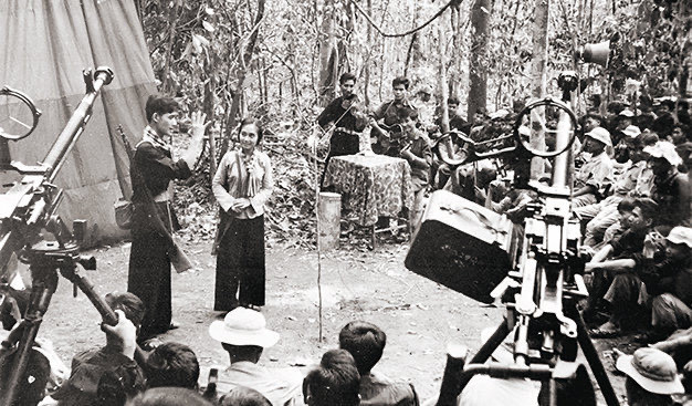 Anh chị em văn công luôn nhiệt tình, xông xáo, không ngại hiểm nguy sẵn sàng biểu diễn phục vụ bộ đội bất cứ lúc nào